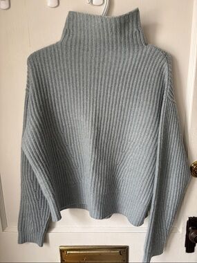 Cashmere Ribbed Turtleneck Sweater - Light Blue-Grey